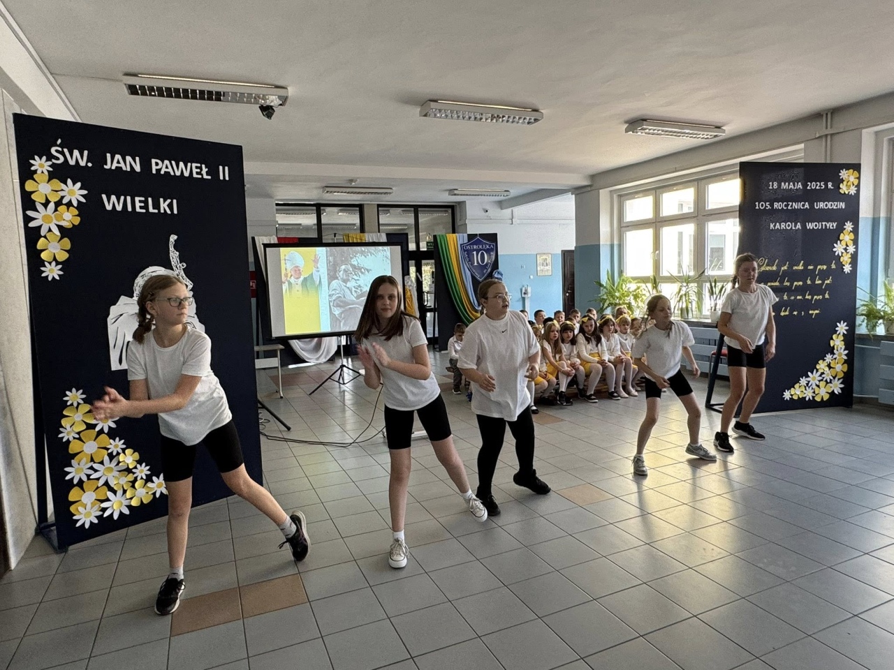 Apel w Szkole Podstawowej nr 10 z okazji 105. urodzin św. Jana Pawła II [27.05.2025] - zdjęcie #1 - eOstroleka.pl