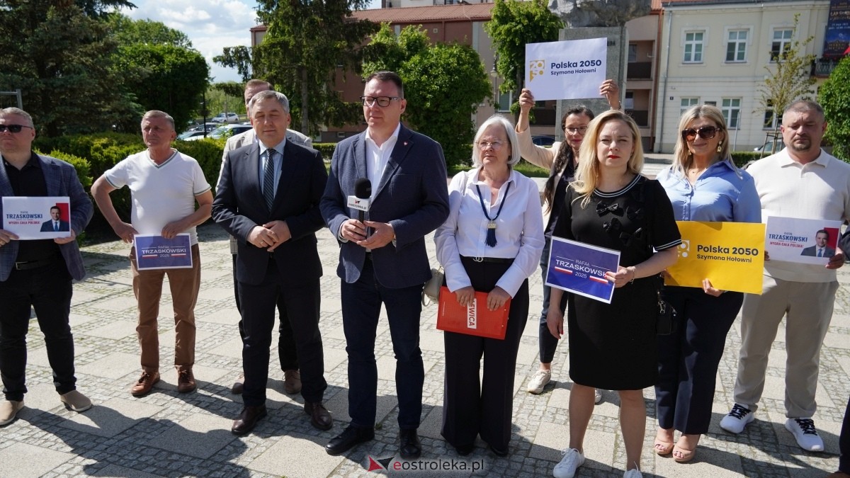 KO, Polska 2050, Lewica i PSL wspierają Trzaskowskiego - konferencja na Placu Bema w Ostrołęce [27.05.2025] - zdjęcie #14 - eOstroleka.pl