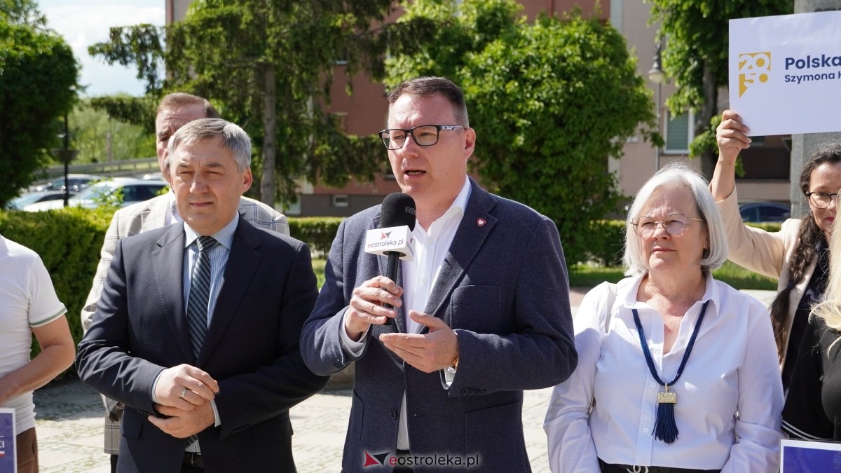 KO, Polska 2050, Lewica i PSL wspierają Trzaskowskiego - konferencja na Placu Bema w Ostrołęce [27.05.2025] - zdjęcie #13 - eOstroleka.pl