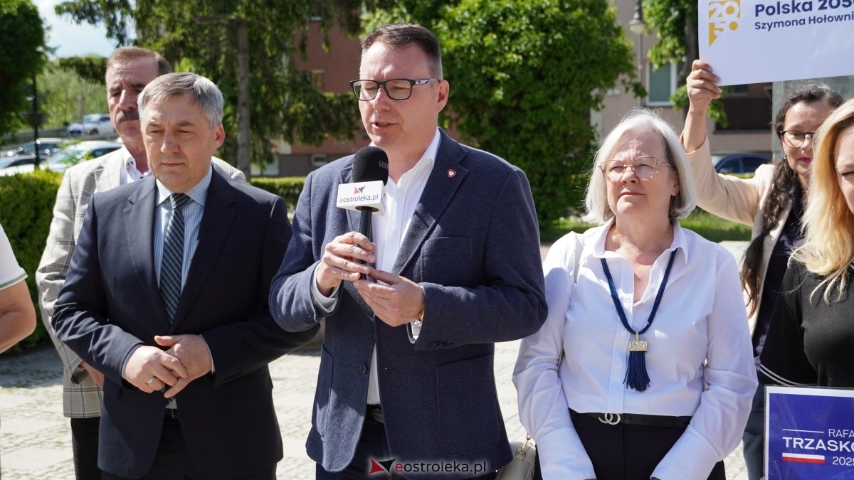 KO, Polska 2050, Lewica i PSL wspierają Trzaskowskiego - konferencja na Placu Bema w Ostrołęce [27.05.2025] - zdjęcie #10 - eOstroleka.pl