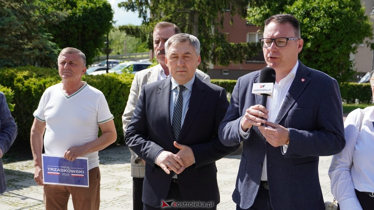 KO, Polska 2050, Lewica i PSL wspierają Trzaskowskiego - konferencja na Placu Bema w Ostrołęce [27.05.2025] - zdjęcie #9 - eOstroleka.pl