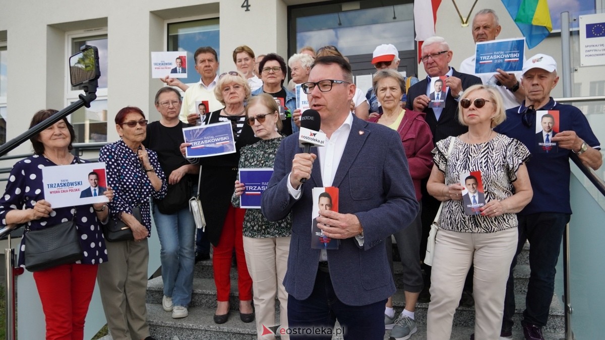 Briefing prasowy przed Centrum Aktywności Seniora w Ostrołęce [27.05.2025] - zdjęcie #6 - eOstroleka.pl