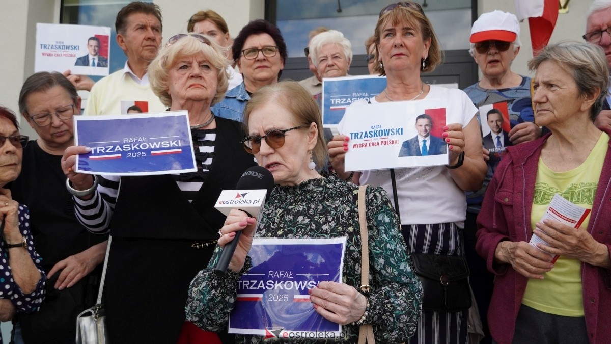 Briefing prasowy przed Centrum Aktywności Seniora w Ostrołęce [27.05.2025] - zdjęcie #4 - eOstroleka.pl