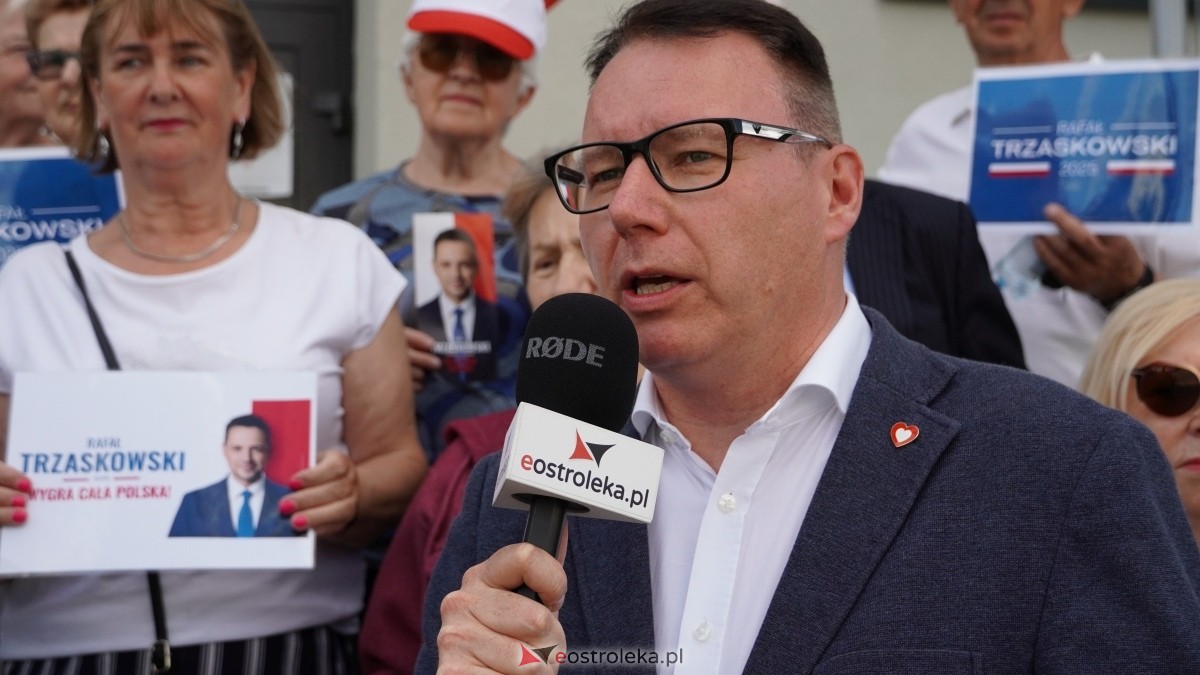 Briefing prasowy przed Centrum Aktywności Seniora w Ostrołęce [27.05.2025] - zdjęcie #2 - eOstroleka.pl
