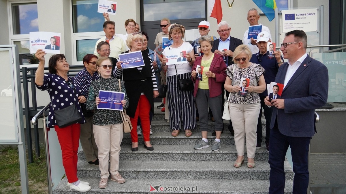 Briefing prasowy przed Centrum Aktywności Seniora w Ostrołęce [27.05.2025] - zdjęcie #1 - eOstroleka.pl