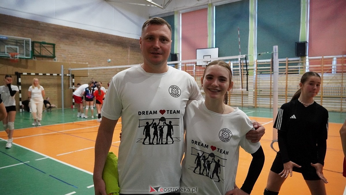 Rodzinny turniej siatkarskich dwójek w Szkole Podstawowej nr 5 [30.05.2025] - zdjęcie #99 - eOstroleka.pl