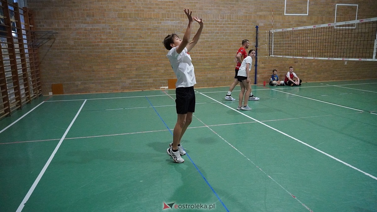 Rodzinny turniej siatkarskich dwójek w Szkole Podstawowej nr 5 [30.05.2025] - zdjęcie #98 - eOstroleka.pl