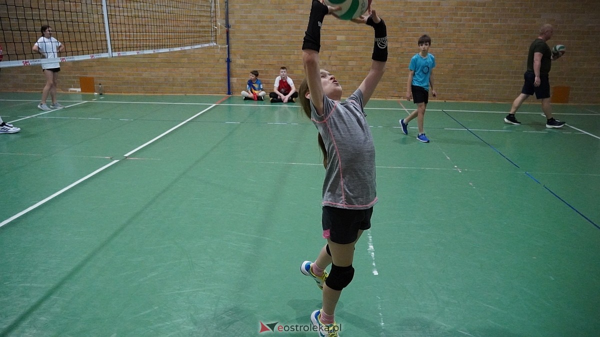 Rodzinny turniej siatkarskich dwójek w Szkole Podstawowej nr 5 [30.05.2025] - zdjęcie #97 - eOstroleka.pl