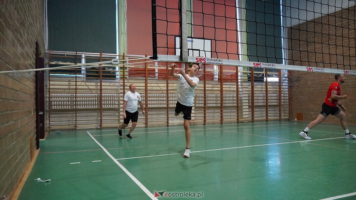 Rodzinny turniej siatkarskich dwójek w Szkole Podstawowej nr 5 [30.05.2025] - zdjęcie #96 - eOstroleka.pl