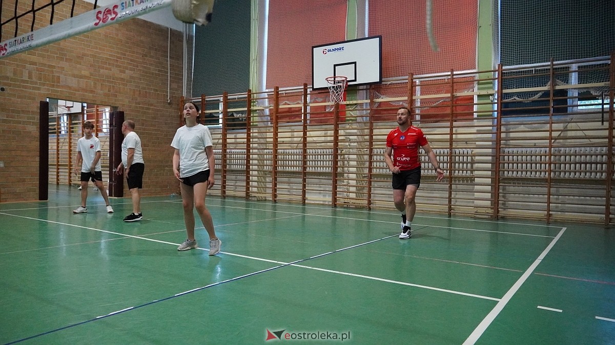 Rodzinny turniej siatkarskich dwójek w Szkole Podstawowej nr 5 [30.05.2025] - zdjęcie #94 - eOstroleka.pl