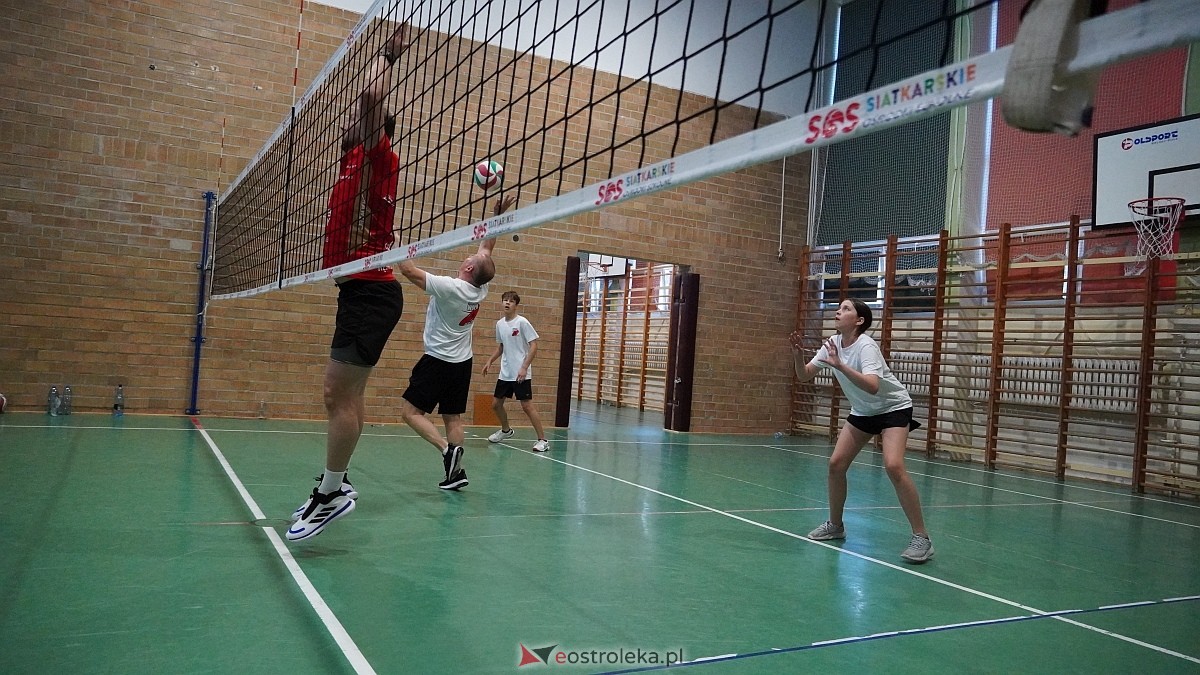 Rodzinny turniej siatkarskich dwójek w Szkole Podstawowej nr 5 [30.05.2025] - zdjęcie #93 - eOstroleka.pl