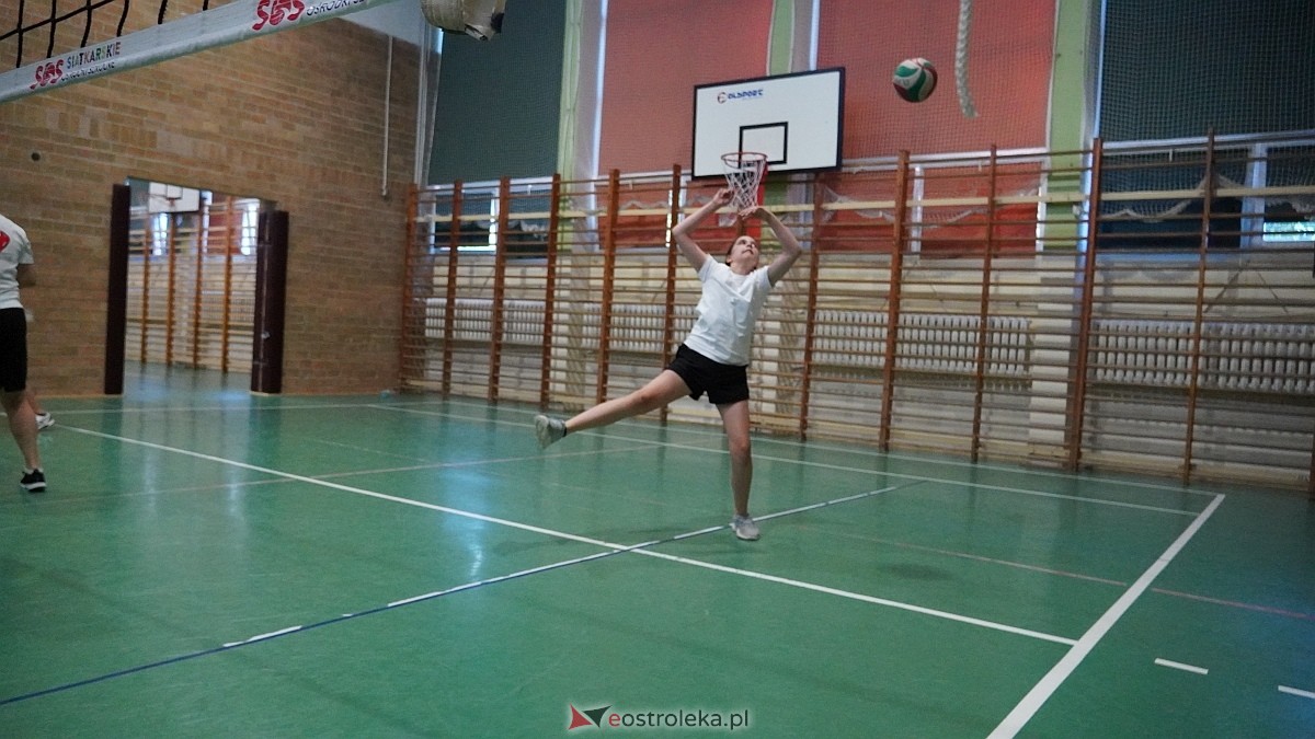 Rodzinny turniej siatkarskich dwójek w Szkole Podstawowej nr 5 [30.05.2025] - zdjęcie #92 - eOstroleka.pl