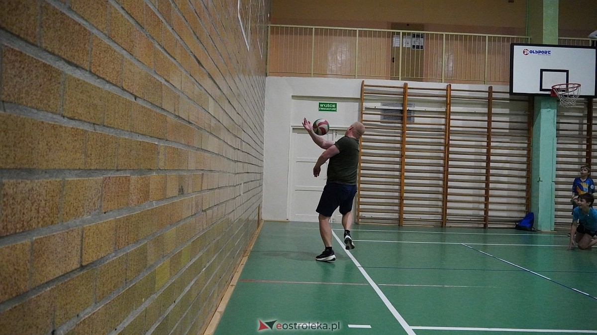 Rodzinny turniej siatkarskich dwójek w Szkole Podstawowej nr 5 [30.05.2025] - zdjęcie #91 - eOstroleka.pl