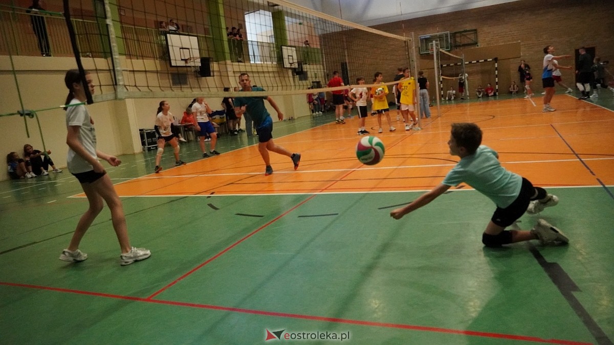 Rodzinny turniej siatkarskich dwójek w Szkole Podstawowej nr 5 [30.05.2025] - zdjęcie #90 - eOstroleka.pl