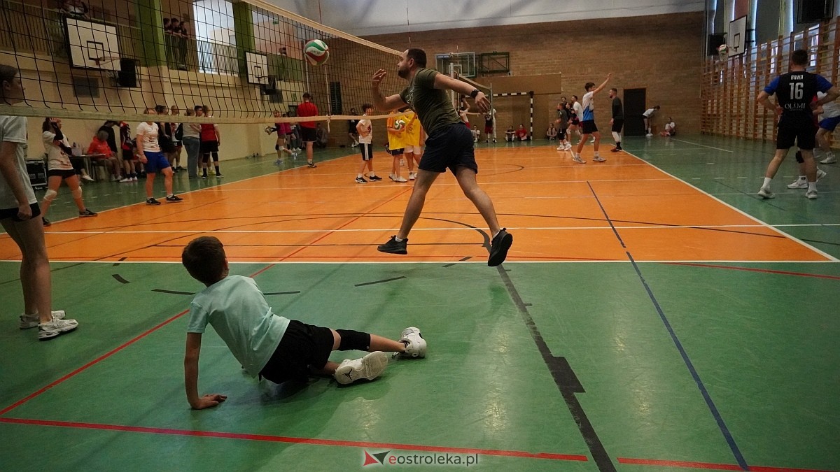 Rodzinny turniej siatkarskich dwójek w Szkole Podstawowej nr 5 [30.05.2025] - zdjęcie #89 - eOstroleka.pl
