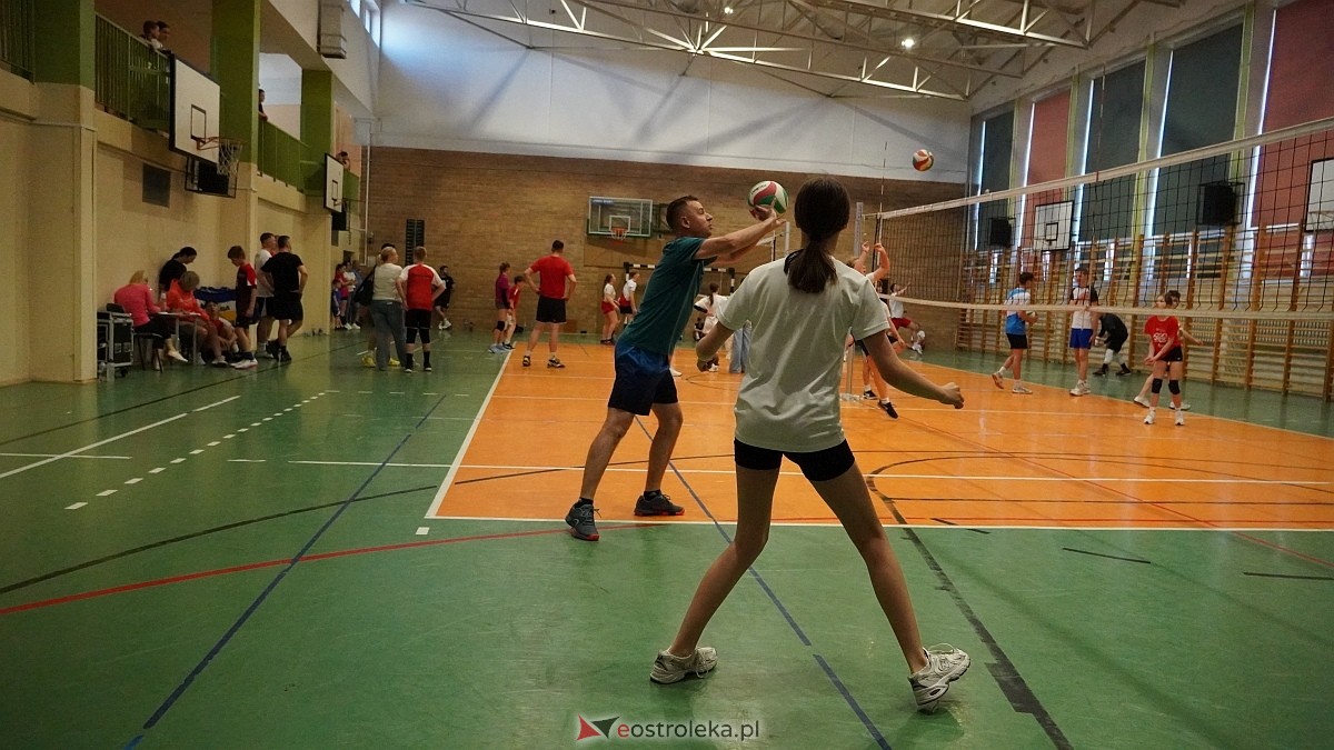 Rodzinny turniej siatkarskich dwójek w Szkole Podstawowej nr 5 [30.05.2025] - zdjęcie #88 - eOstroleka.pl