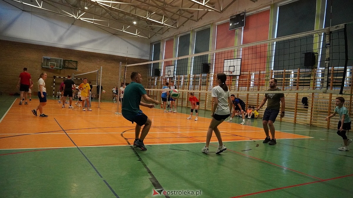 Rodzinny turniej siatkarskich dwójek w Szkole Podstawowej nr 5 [30.05.2025] - zdjęcie #87 - eOstroleka.pl
