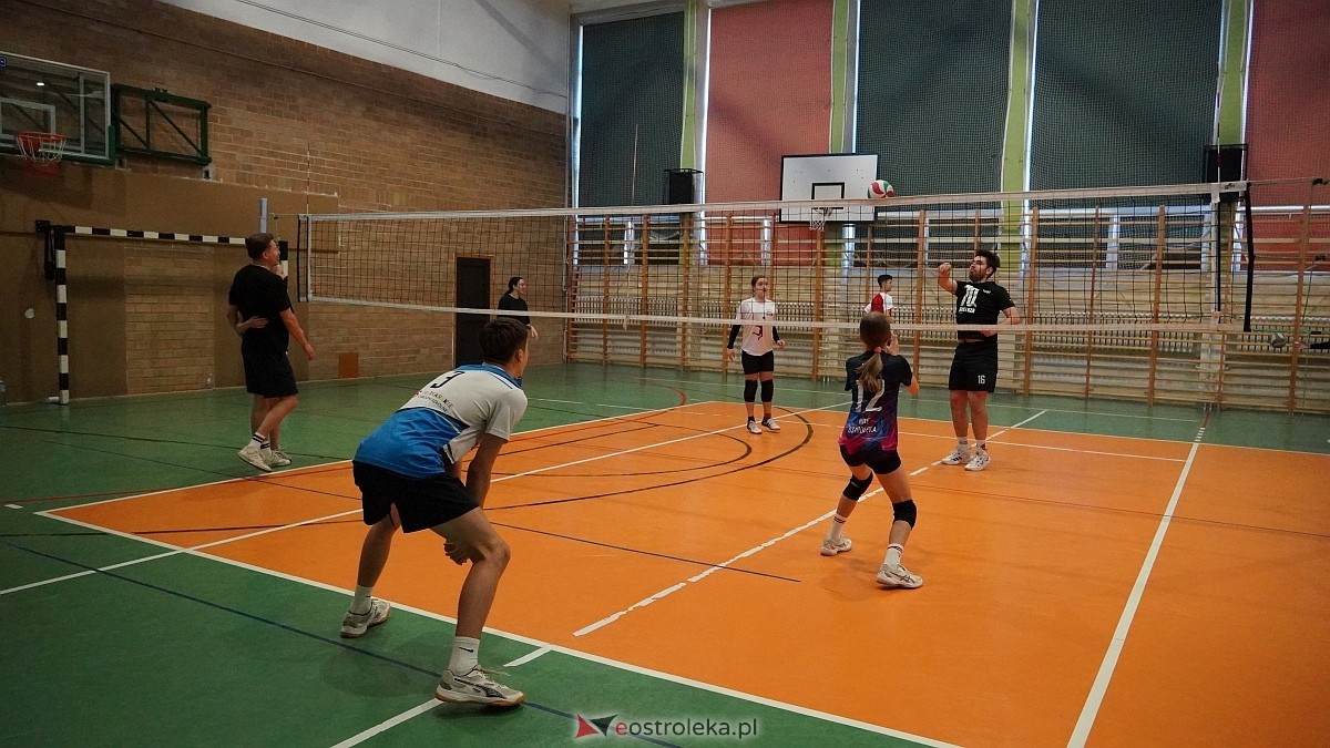 Rodzinny turniej siatkarskich dwójek w Szkole Podstawowej nr 5 [30.05.2025] - zdjęcie #86 - eOstroleka.pl
