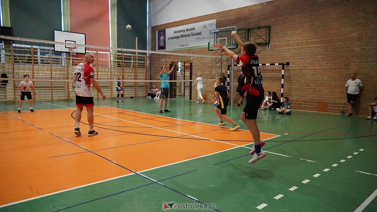 Rodzinny turniej siatkarskich dwójek w Szkole Podstawowej nr 5 [30.05.2025] - zdjęcie #85 - eOstroleka.pl