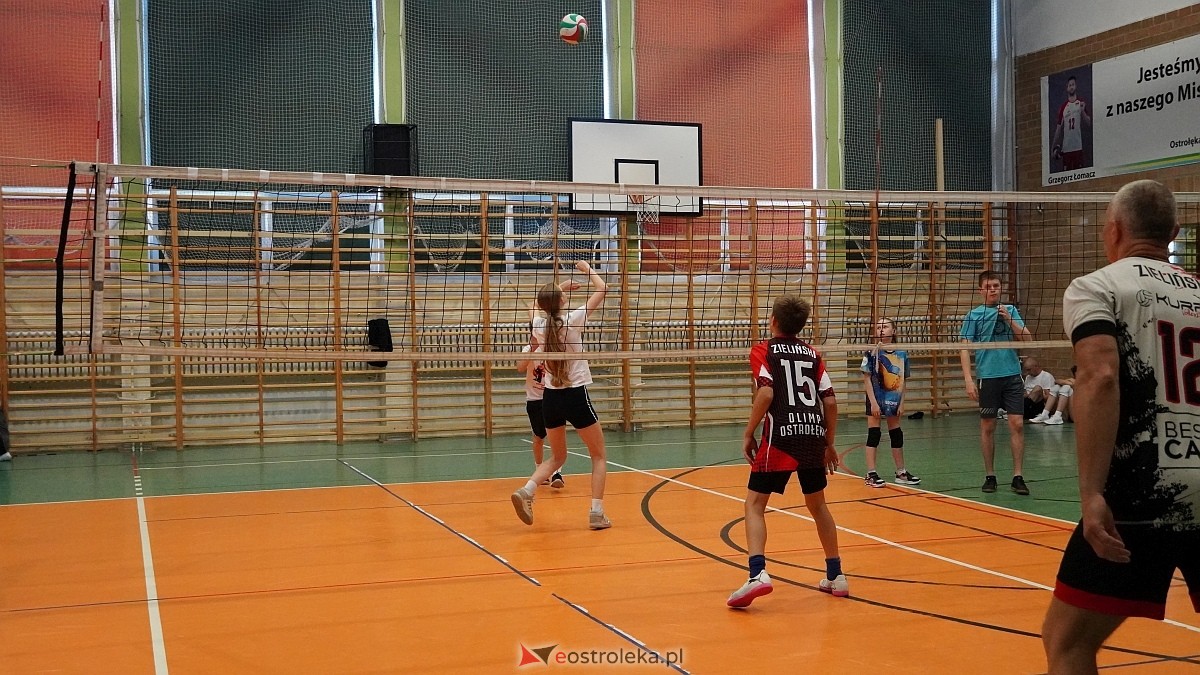Rodzinny turniej siatkarskich dwójek w Szkole Podstawowej nr 5 [30.05.2025] - zdjęcie #84 - eOstroleka.pl