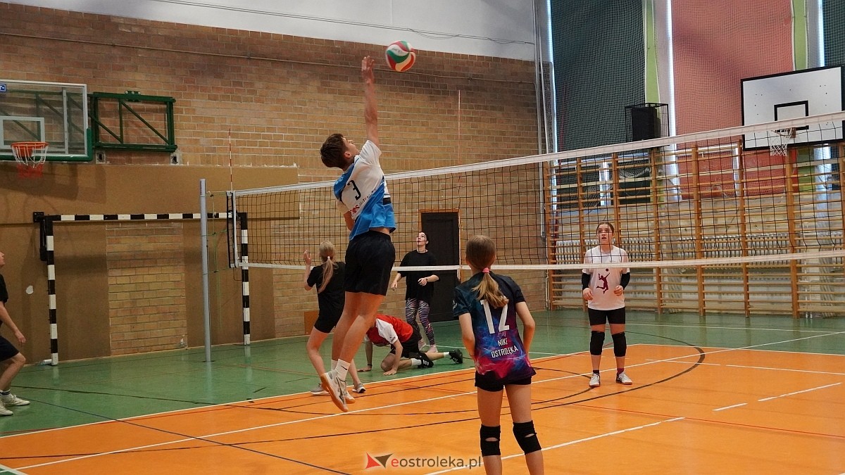 Rodzinny turniej siatkarskich dwójek w Szkole Podstawowej nr 5 [30.05.2025] - zdjęcie #83 - eOstroleka.pl