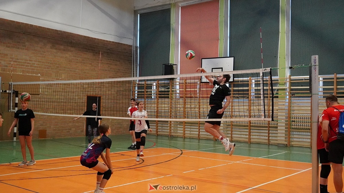 Rodzinny turniej siatkarskich dwójek w Szkole Podstawowej nr 5 [30.05.2025] - zdjęcie #82 - eOstroleka.pl