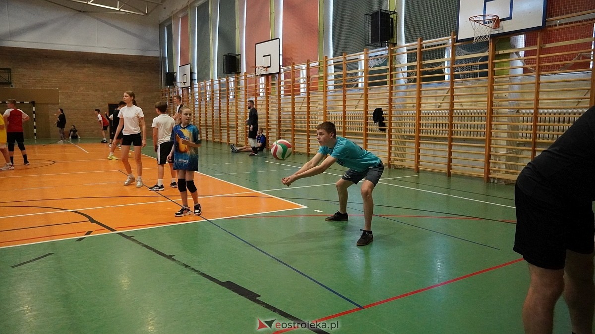 Rodzinny turniej siatkarskich dwójek w Szkole Podstawowej nr 5 [30.05.2025] - zdjęcie #81 - eOstroleka.pl