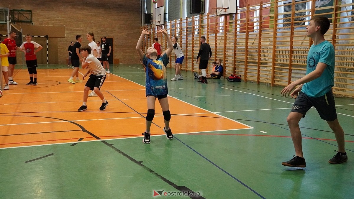 Rodzinny turniej siatkarskich dwójek w Szkole Podstawowej nr 5 [30.05.2025] - zdjęcie #80 - eOstroleka.pl