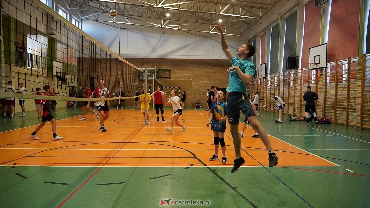 Rodzinny turniej siatkarskich dwójek w Szkole Podstawowej nr 5 [30.05.2025] - zdjęcie #79 - eOstroleka.pl