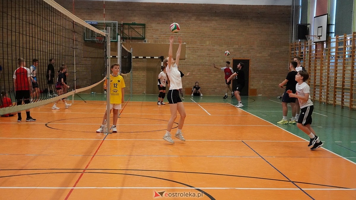 Rodzinny turniej siatkarskich dwójek w Szkole Podstawowej nr 5 [30.05.2025] - zdjęcie #78 - eOstroleka.pl