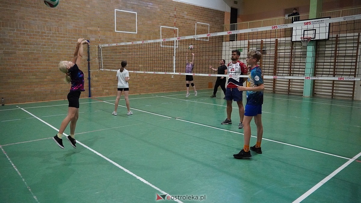 Rodzinny turniej siatkarskich dwójek w Szkole Podstawowej nr 5 [30.05.2025] - zdjęcie #76 - eOstroleka.pl