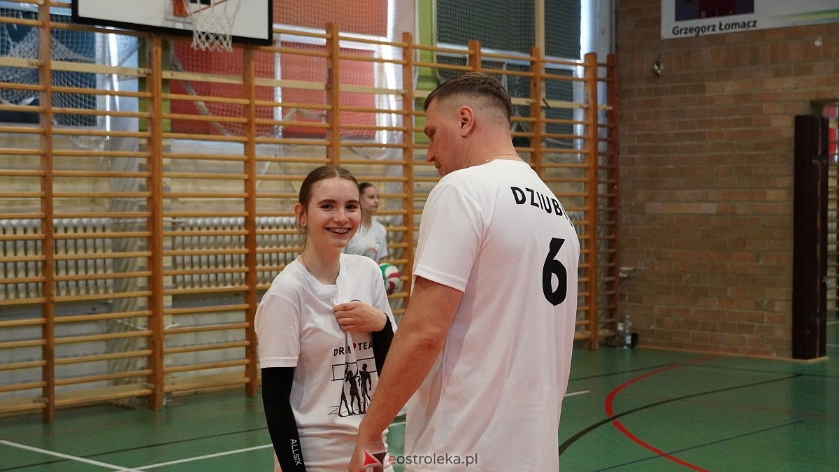 Rodzinny turniej siatkarskich dwójek w Szkole Podstawowej nr 5 [30.05.2025] - zdjęcie #75 - eOstroleka.pl
