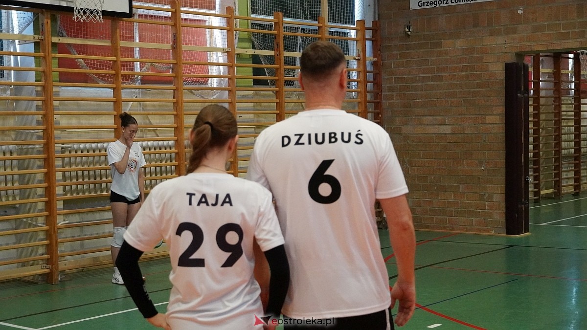 Rodzinny turniej siatkarskich dwójek w Szkole Podstawowej nr 5 [30.05.2025] - zdjęcie #74 - eOstroleka.pl