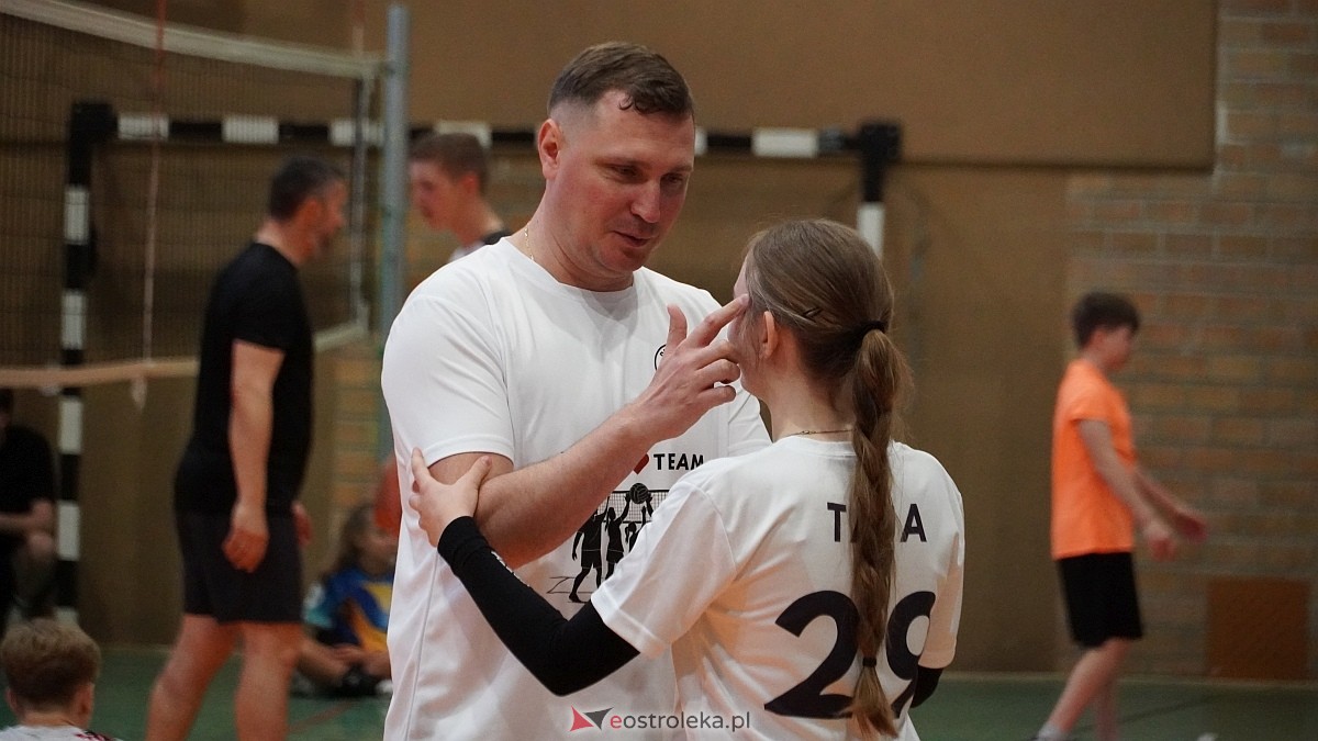 Rodzinny turniej siatkarskich dwójek w Szkole Podstawowej nr 5 [30.05.2025] - zdjęcie #73 - eOstroleka.pl