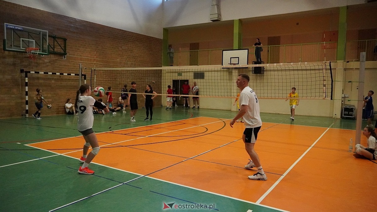 Rodzinny turniej siatkarskich dwójek w Szkole Podstawowej nr 5 [30.05.2025] - zdjęcie #72 - eOstroleka.pl
