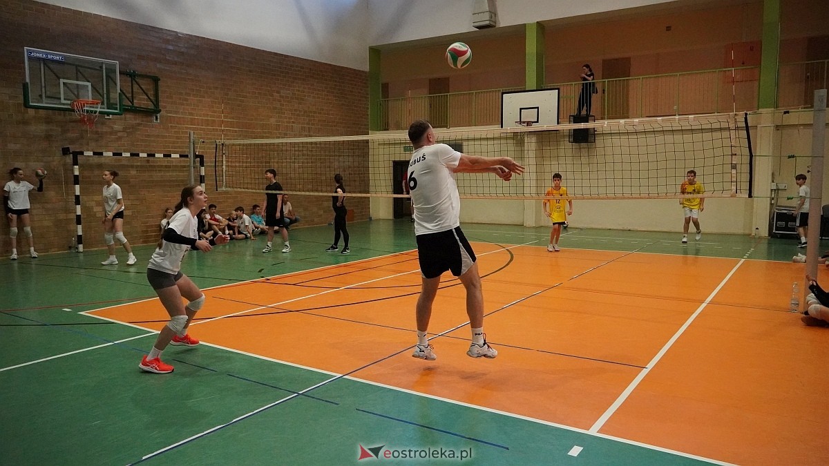 Rodzinny turniej siatkarskich dwójek w Szkole Podstawowej nr 5 [30.05.2025] - zdjęcie #71 - eOstroleka.pl