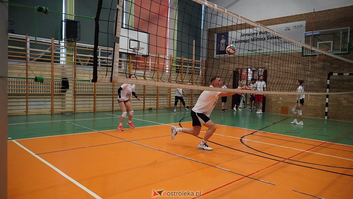Rodzinny turniej siatkarskich dwójek w Szkole Podstawowej nr 5 [30.05.2025] - zdjęcie #68 - eOstroleka.pl