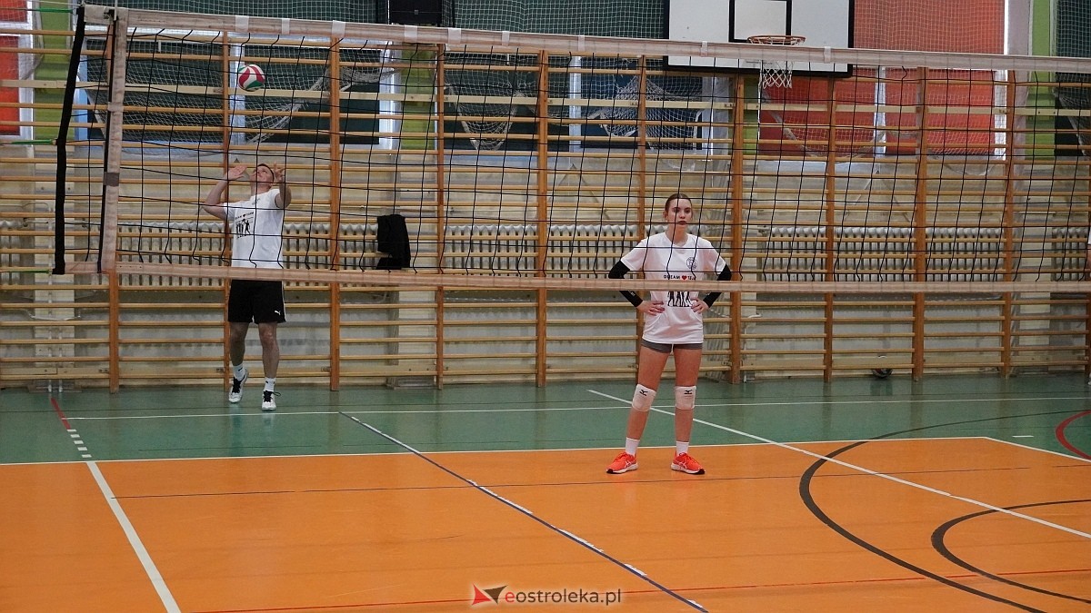 Rodzinny turniej siatkarskich dwójek w Szkole Podstawowej nr 5 [30.05.2025] - zdjęcie #67 - eOstroleka.pl