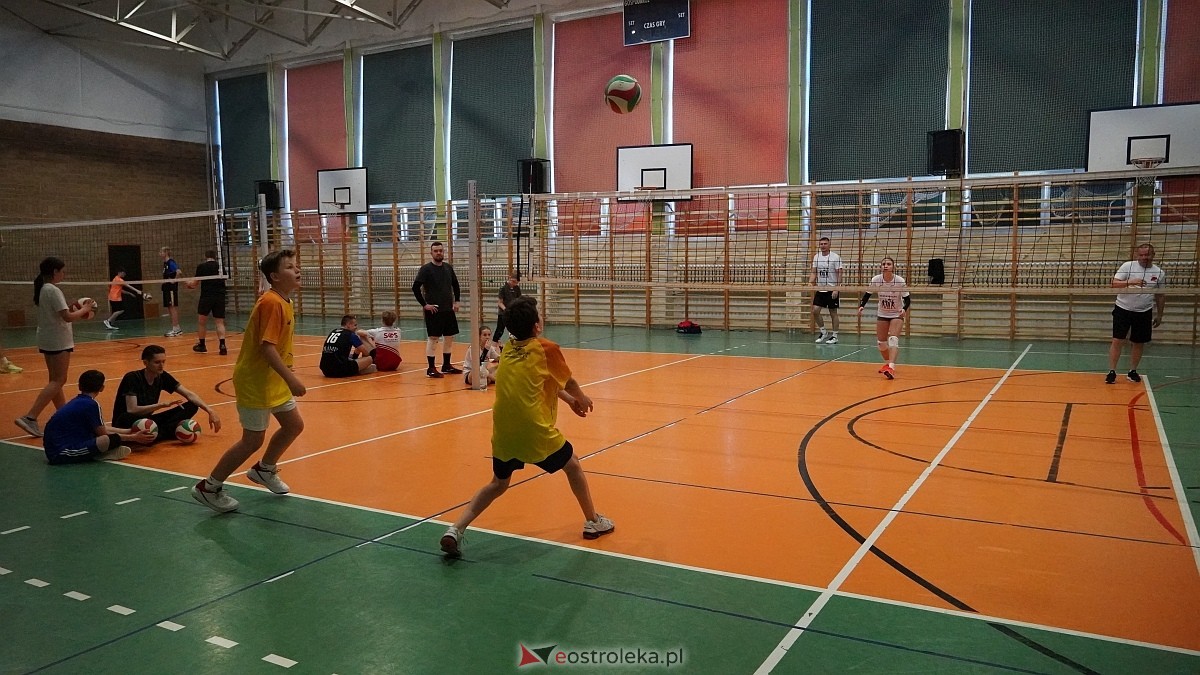 Rodzinny turniej siatkarskich dwójek w Szkole Podstawowej nr 5 [30.05.2025] - zdjęcie #66 - eOstroleka.pl