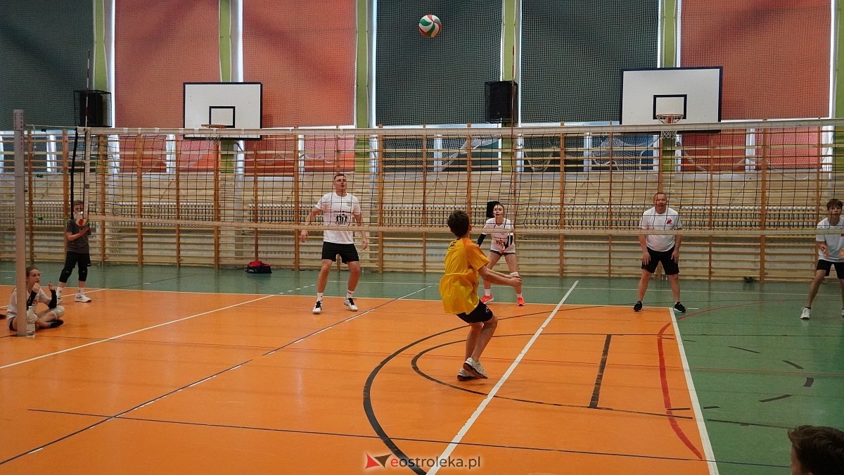 Rodzinny turniej siatkarskich dwójek w Szkole Podstawowej nr 5 [30.05.2025] - zdjęcie #65 - eOstroleka.pl