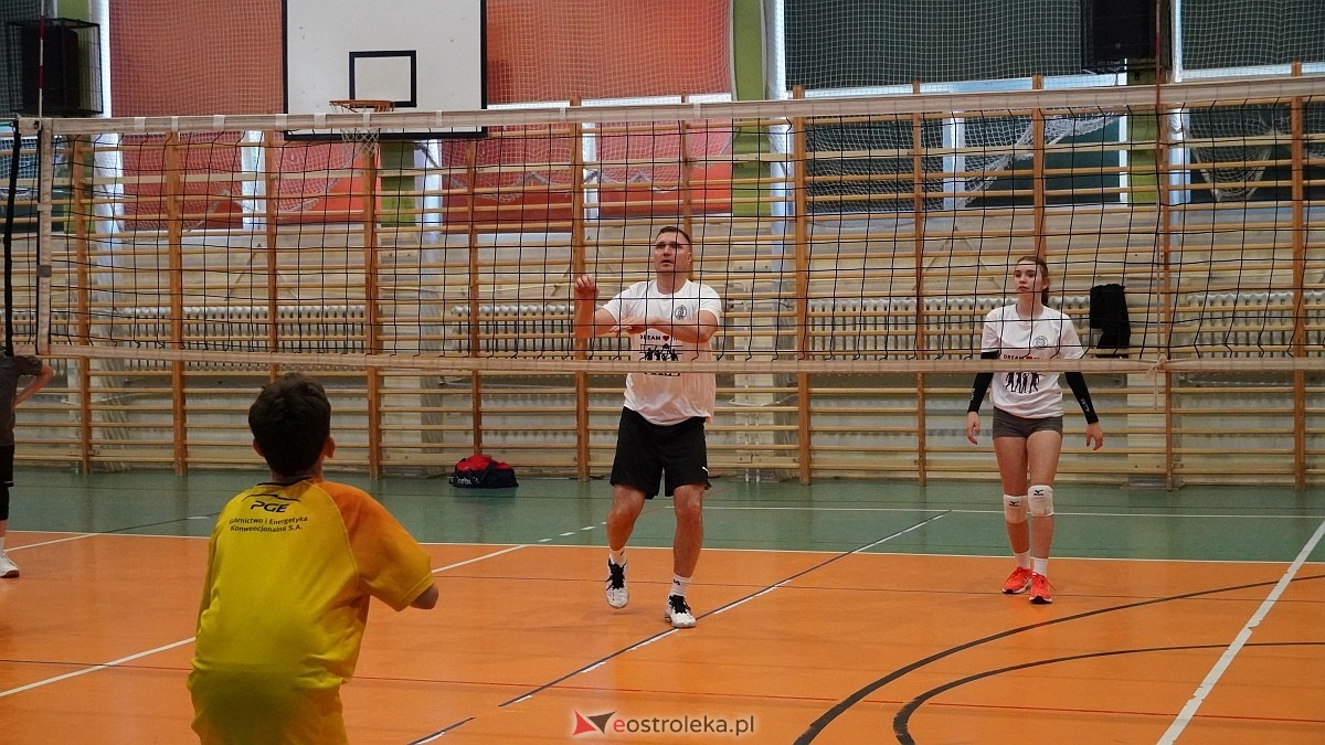 Rodzinny turniej siatkarskich dwójek w Szkole Podstawowej nr 5 [30.05.2025] - zdjęcie #64 - eOstroleka.pl