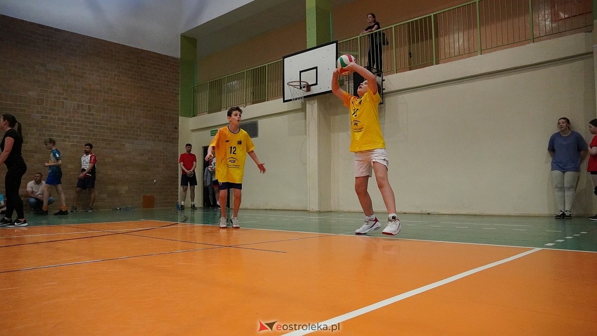 Rodzinny turniej siatkarskich dwójek w Szkole Podstawowej nr 5 [30.05.2025] - zdjęcie #63 - eOstroleka.pl
