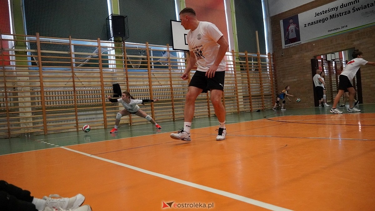 Rodzinny turniej siatkarskich dwójek w Szkole Podstawowej nr 5 [30.05.2025] - zdjęcie #61 - eOstroleka.pl