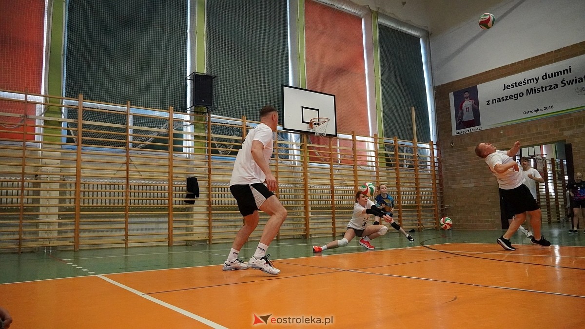 Rodzinny turniej siatkarskich dwójek w Szkole Podstawowej nr 5 [30.05.2025] - zdjęcie #59 - eOstroleka.pl