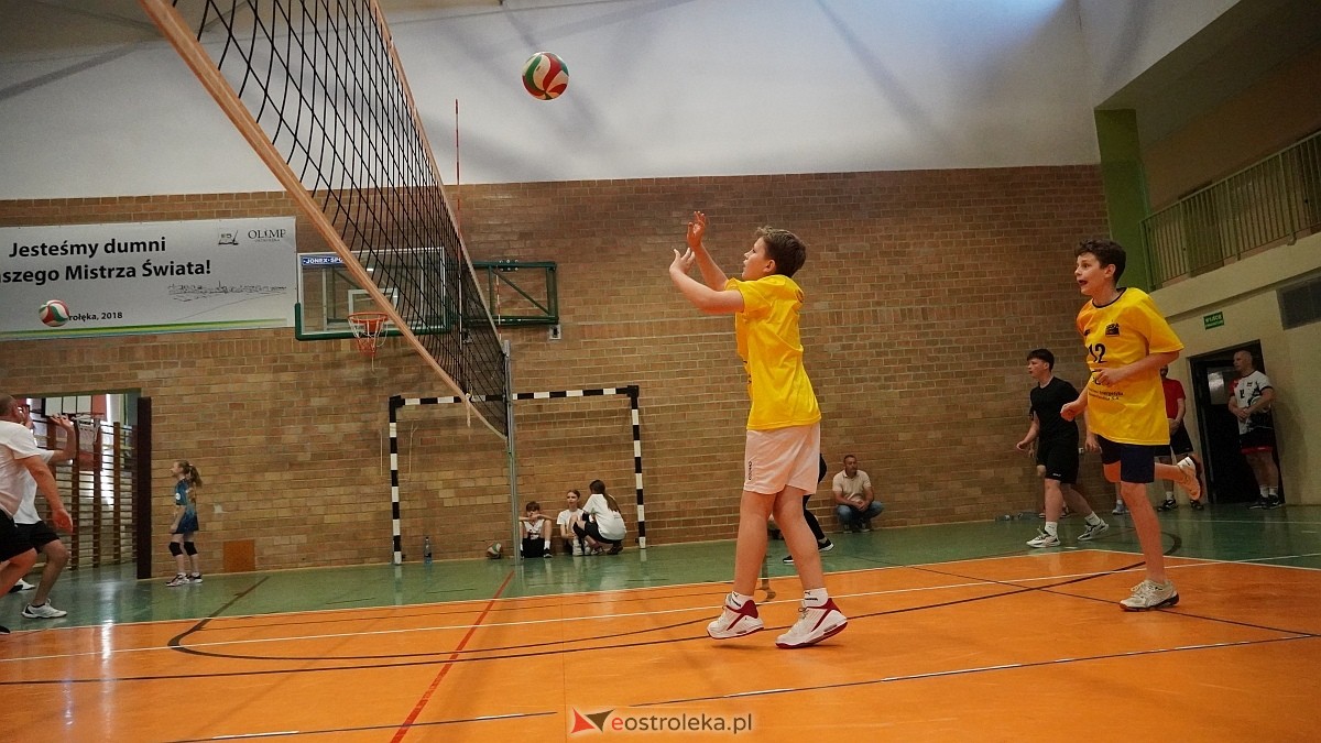 Rodzinny turniej siatkarskich dwójek w Szkole Podstawowej nr 5 [30.05.2025] - zdjęcie #57 - eOstroleka.pl