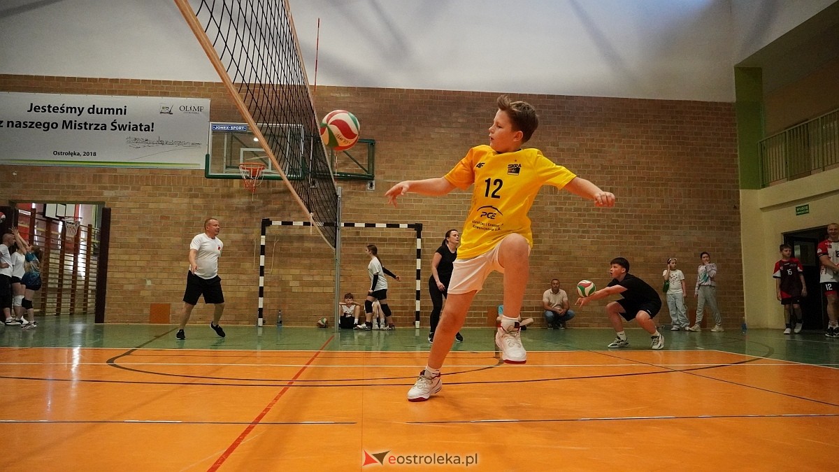 Rodzinny turniej siatkarskich dwójek w Szkole Podstawowej nr 5 [30.05.2025] - zdjęcie #55 - eOstroleka.pl