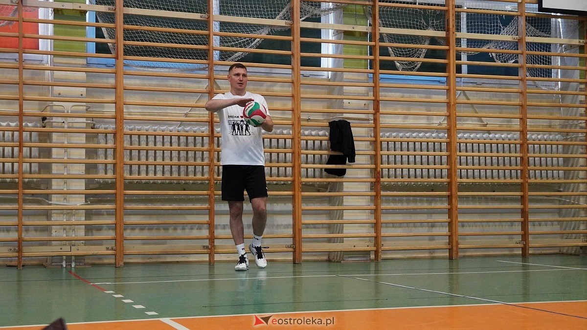 Rodzinny turniej siatkarskich dwójek w Szkole Podstawowej nr 5 [30.05.2025] - zdjęcie #53 - eOstroleka.pl
