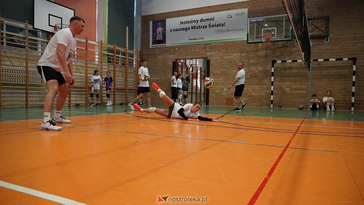 Rodzinny turniej siatkarskich dwójek w Szkole Podstawowej nr 5 [30.05.2025] - zdjęcie #51 - eOstroleka.pl