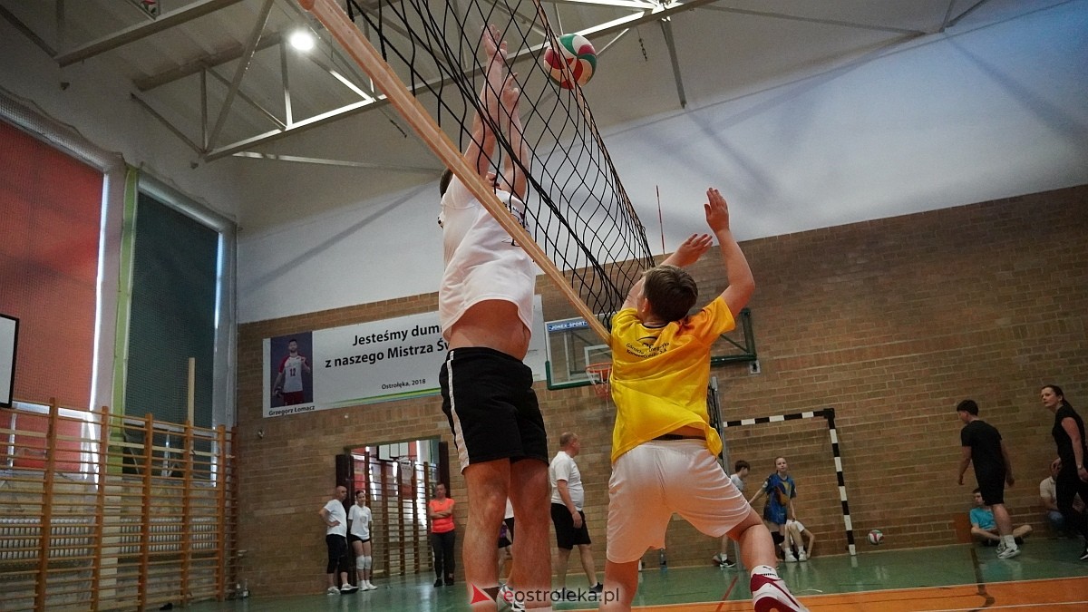 Rodzinny turniej siatkarskich dwójek w Szkole Podstawowej nr 5 [30.05.2025] - zdjęcie #47 - eOstroleka.pl