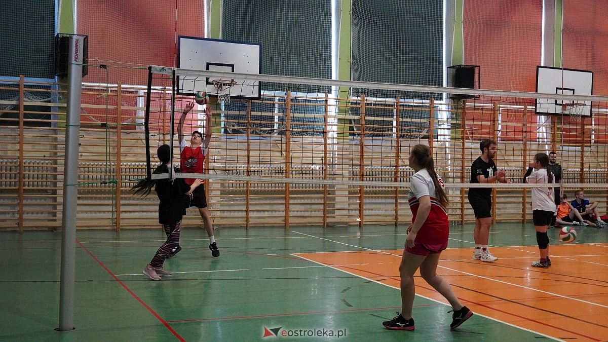 Rodzinny turniej siatkarskich dwójek w Szkole Podstawowej nr 5 [30.05.2025] - zdjęcie #45 - eOstroleka.pl